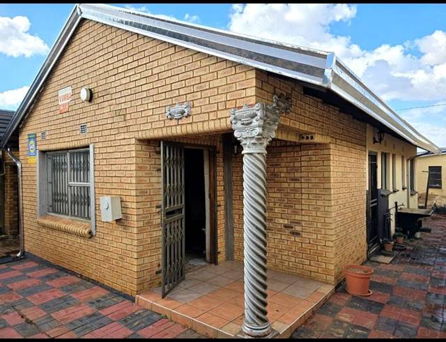 3 BEDROOM HOUSE FOR SALE IN PROTEA GLEN